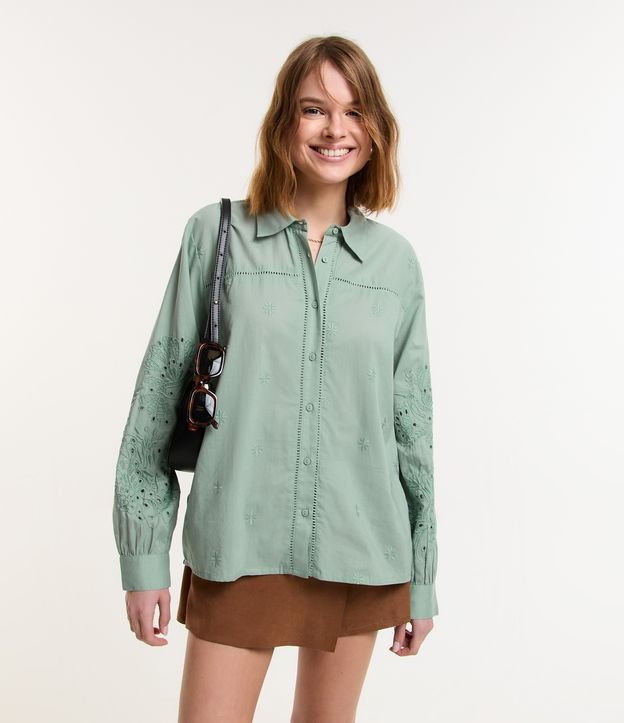 Camisa em Cambraia com Bordado Floral e Entremeios