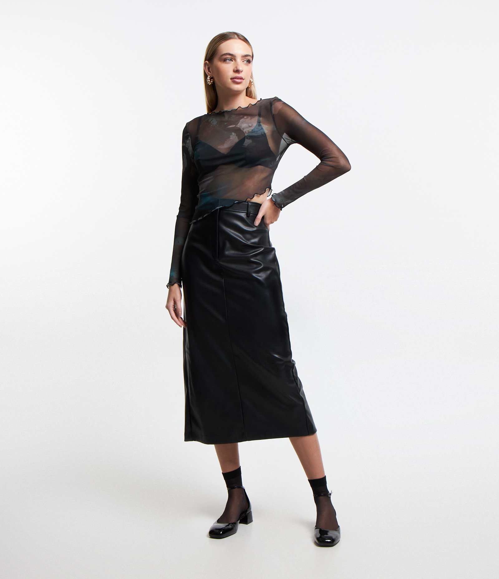 Blusa em Tule com Estampa Abstrata com Frufru Preto 2