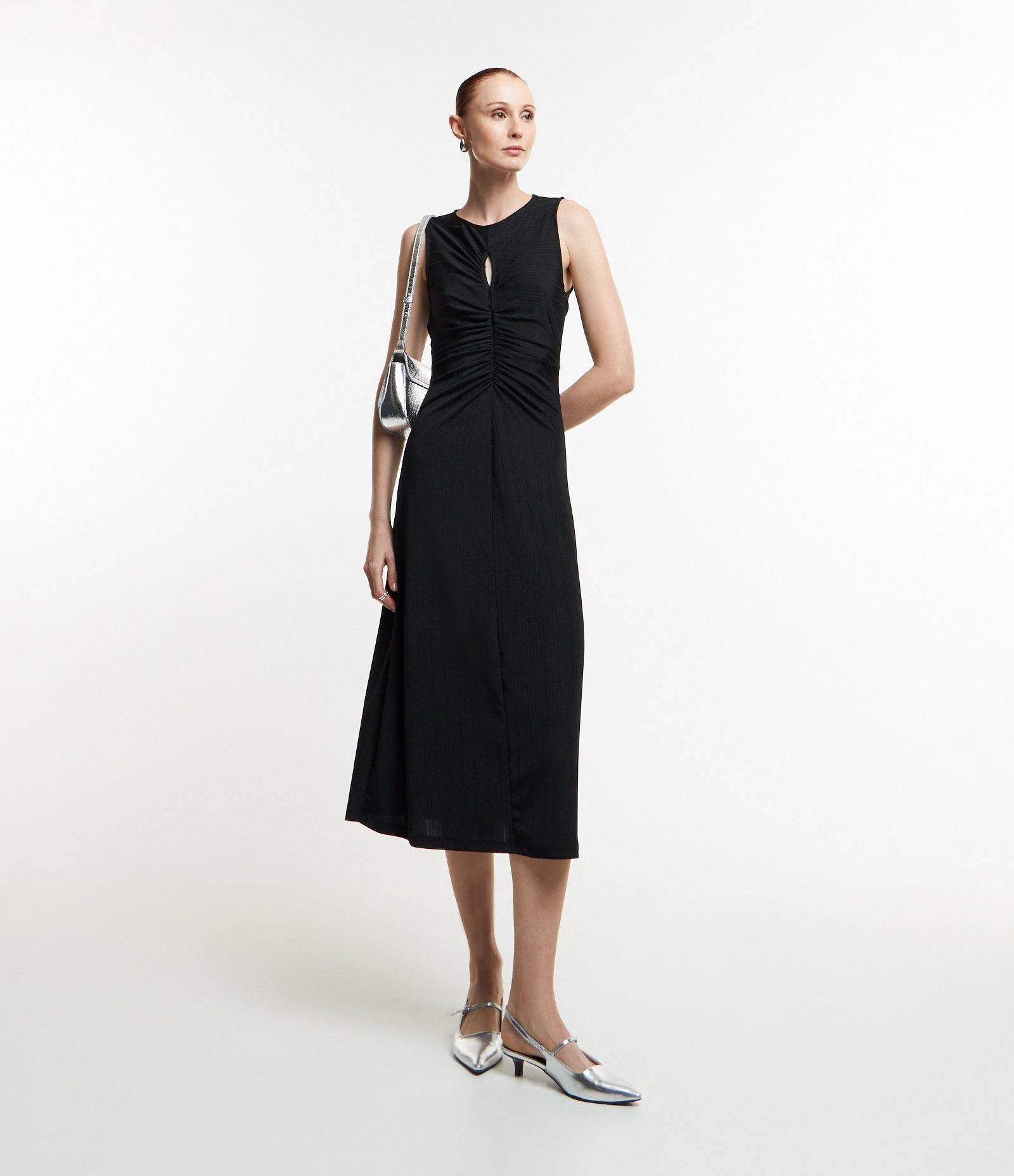 Vestido Midi com Recorte Vazado no Busto e Detalhes Franzidos Preto 2