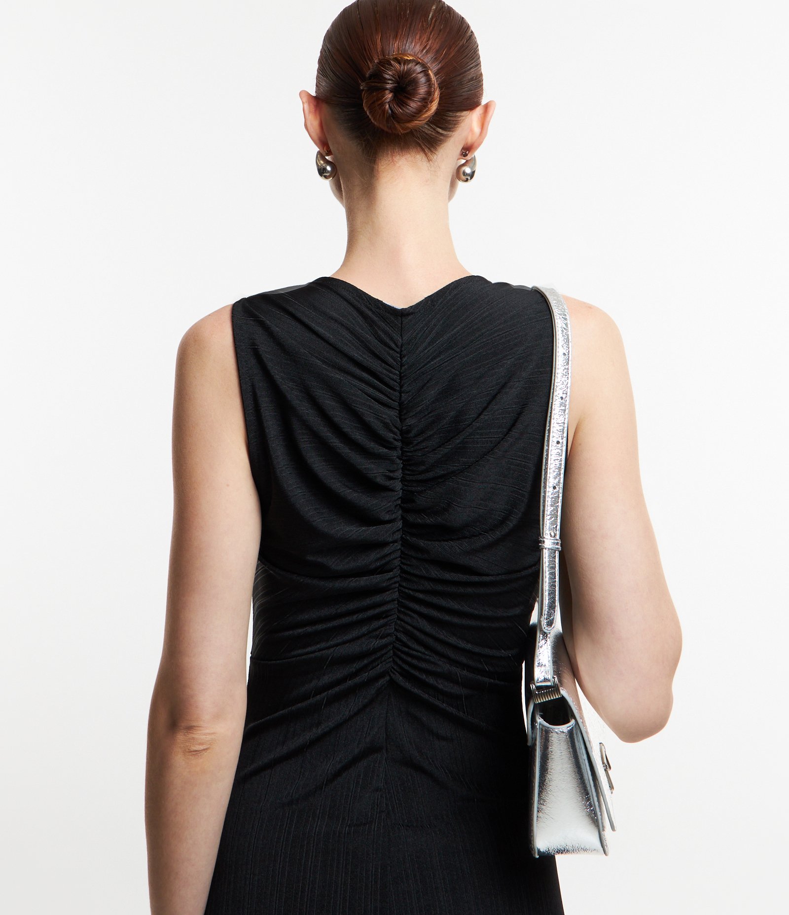 Vestido Midi com Recorte Vazado no Busto e Detalhes Franzidos Preto 4