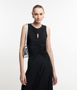 Vestido Midi com Recorte Vazado no Busto e Detalhes Franzidos