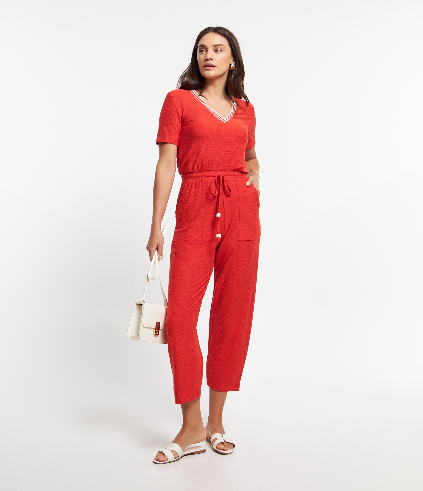 Macacão Manga Curta em Viscose com Amarração e Bolsos Vermelho 1