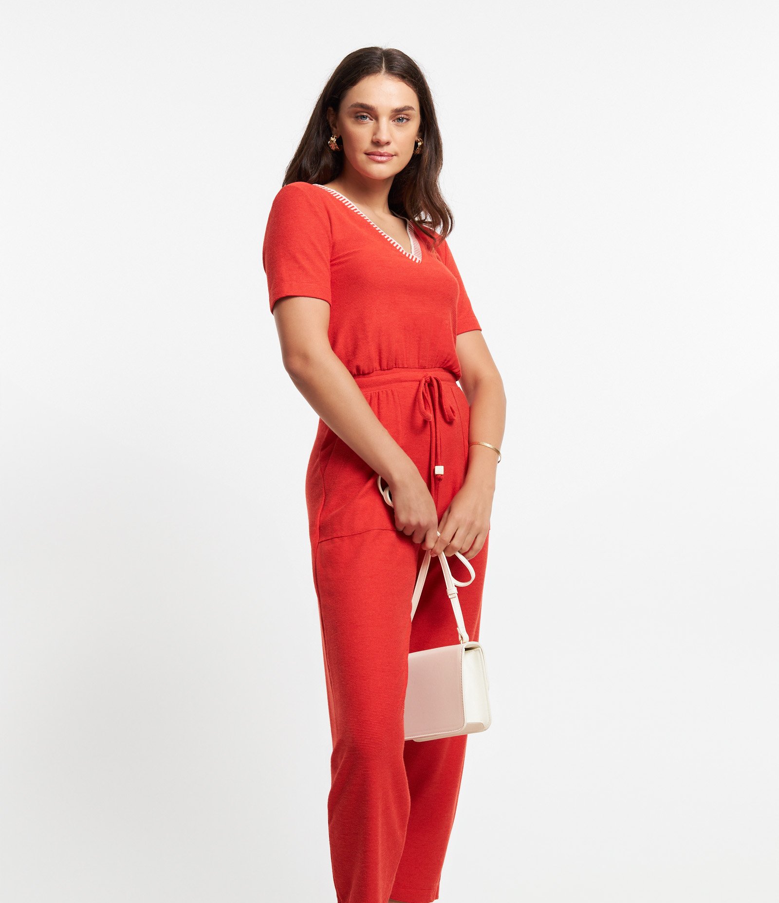 Macacão Manga Curta em Viscose com Amarração e Bolsos Vermelho 3