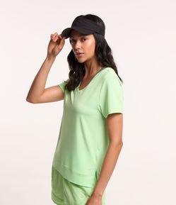 Camiseta Esportiva com Barra Alongada