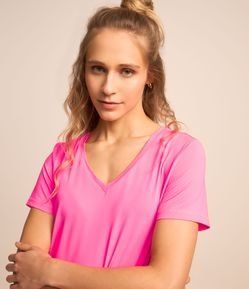 Camiseta Esportiva com Barra Alongada