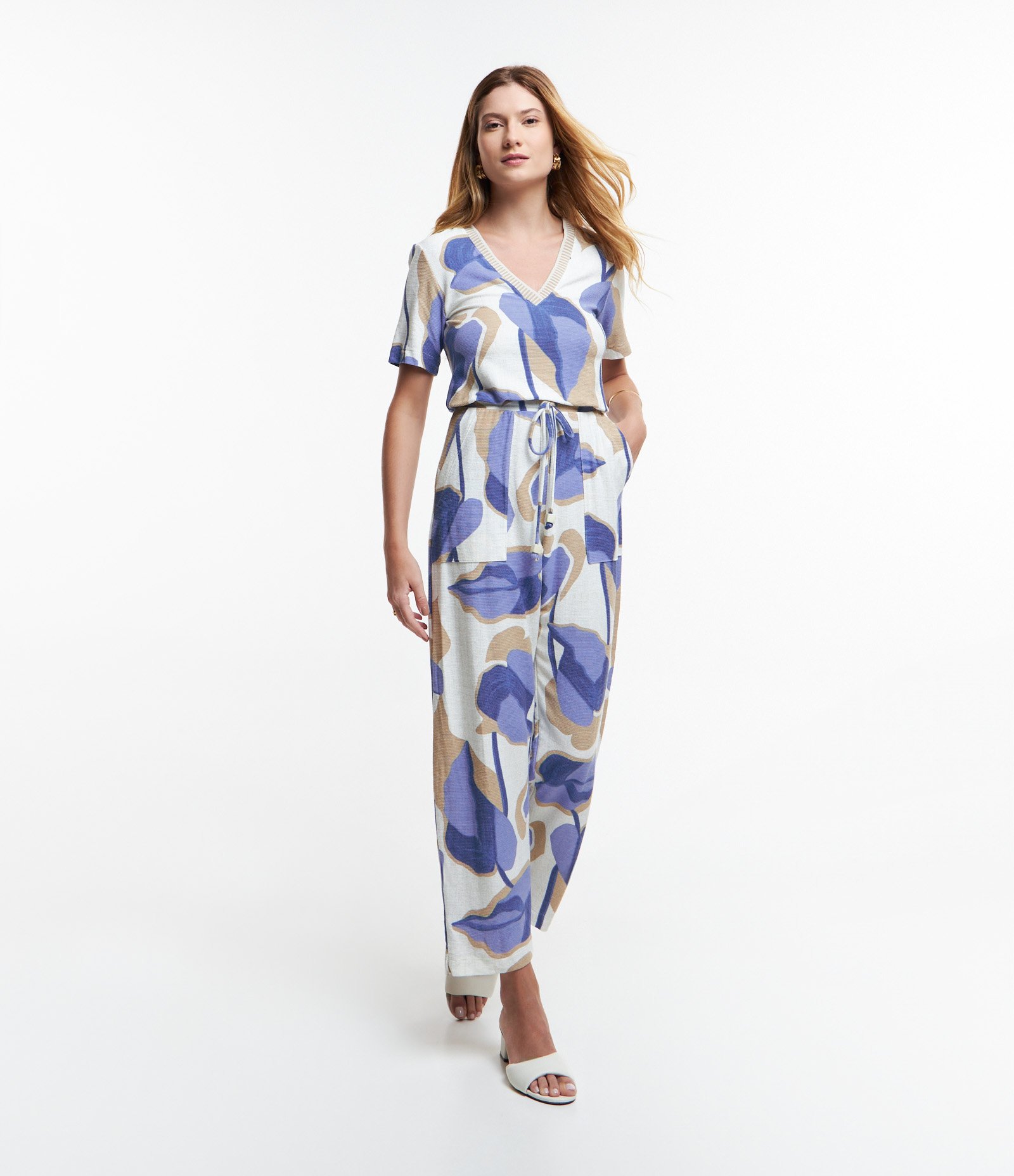 Macacão em Viscose com Amarração na Cintura e Estampa Folhagem Off White/ Azul/ Bege 1