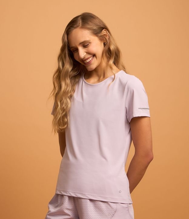 Camiseta Esportiva Texturizada com Detalhe Reflexivo