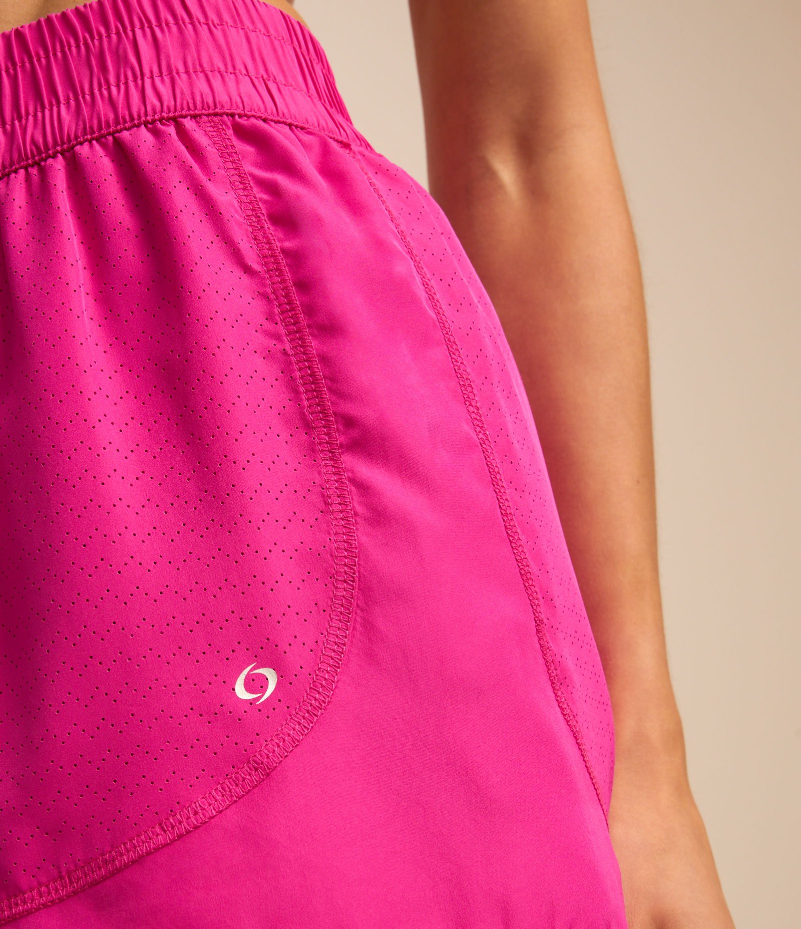 Bermuda Esportiva em Poliéster com Textura de Furinhos 4