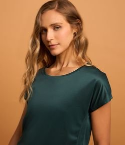 Camiseta Esportiva com Barra Arredondada