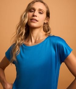 Camiseta Esportiva com Barra Arredondada