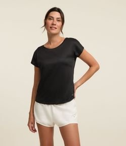 Camiseta Esportiva com Barra Arredondada