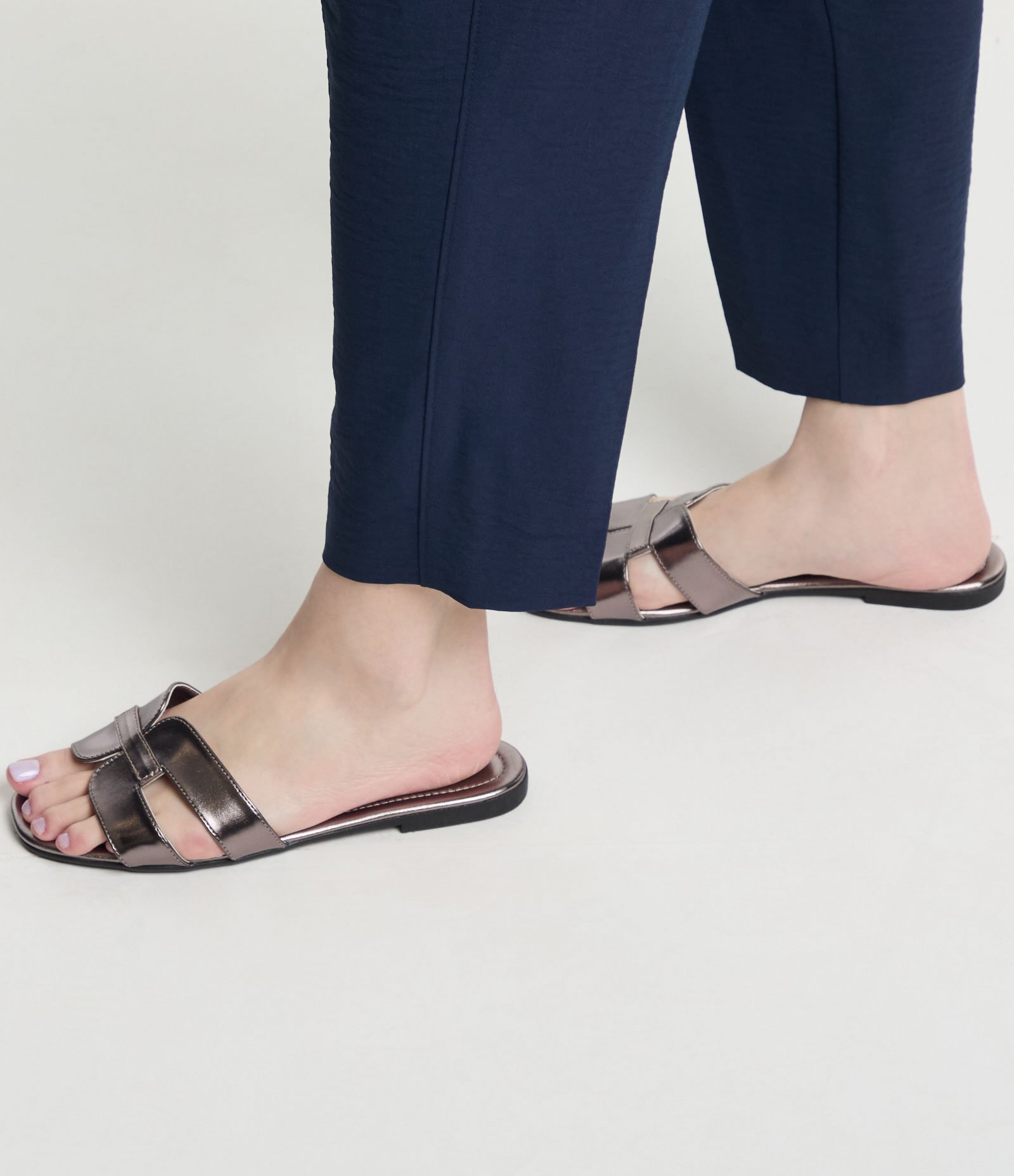 Sandália Rasteira com Cabedal H Prata Envelhecido 2