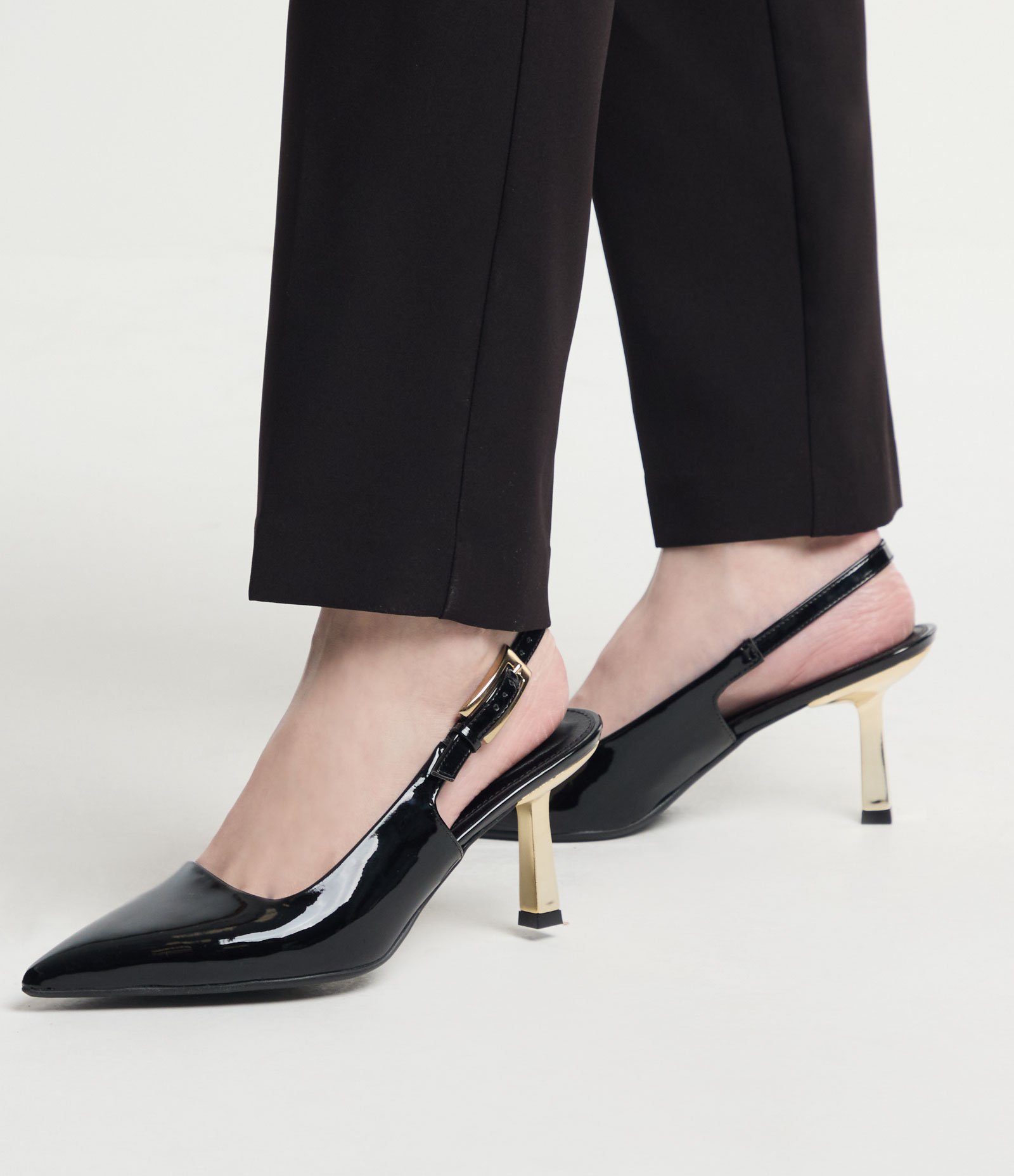 Sapato Scarpin Slingback com Salto Cromado Preto 6