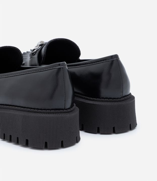 Sapato Loafer Tratorado com Enfeite no Cabedal Preto 3