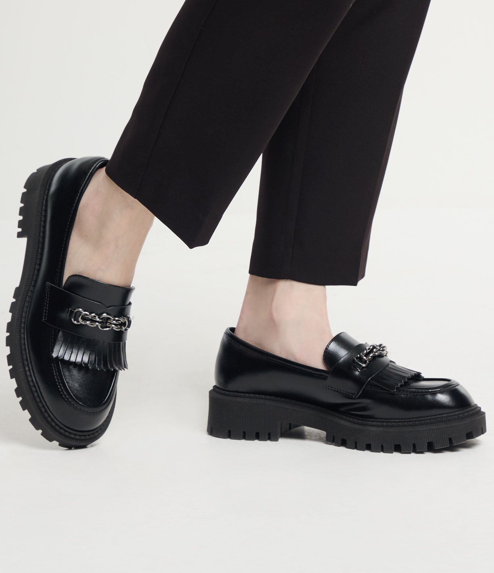 Sapato Loafer Tratorado com Enfeite no Cabedal Preto 2