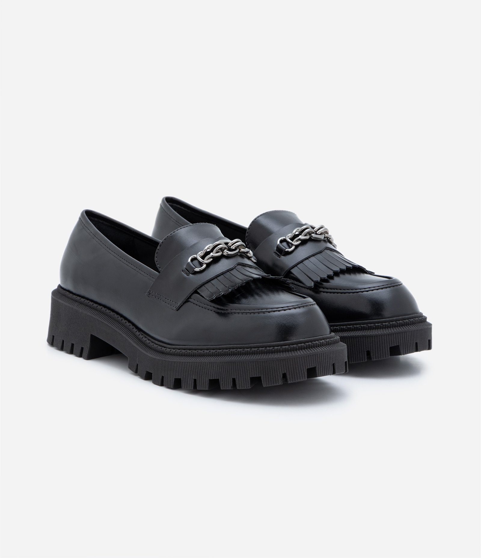 Sapato Loafer Tratorado com Enfeite no Cabedal Preto 5