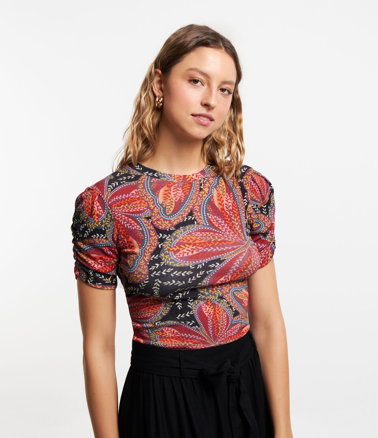Blusa em Ribana com Manga Franzida e Estampa Borboletas Vermelho 1