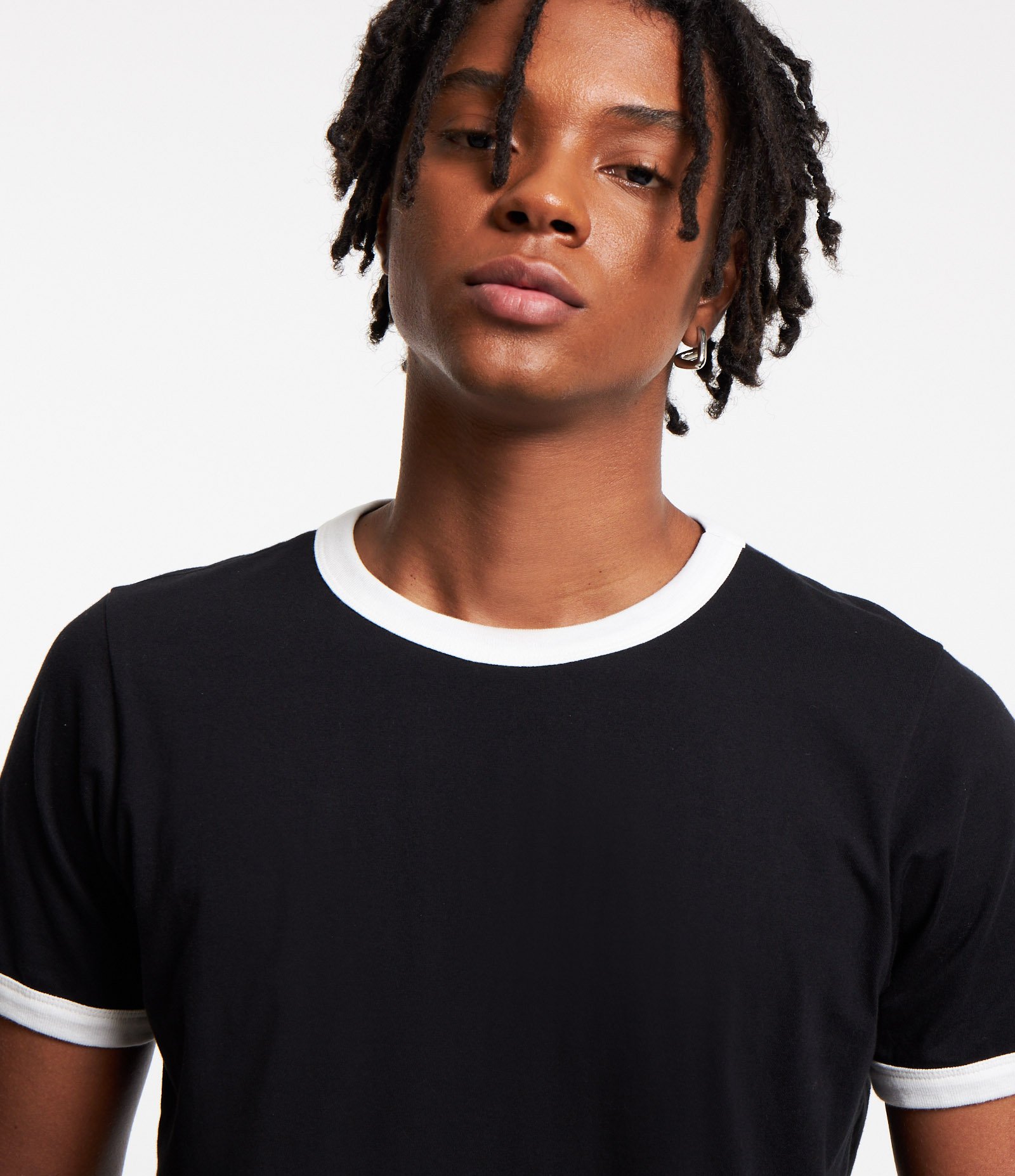 Camiseta Baby Tee em Ribana e Gola Contrastante Preto 4