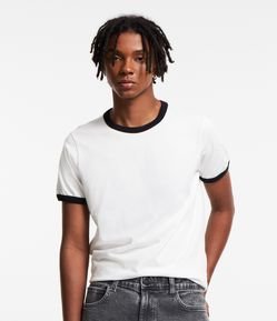 Camiseta Baby Tee em Ribana e Gola Contrastante