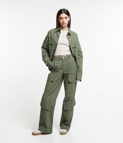 Calça Wide Leg em Sarja com Bolso Cargo