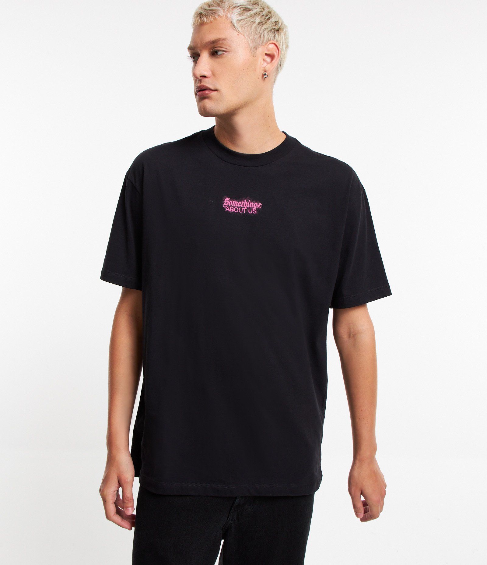 Camiseta Relaxed em Algodão com Estampa Something About Preto 1