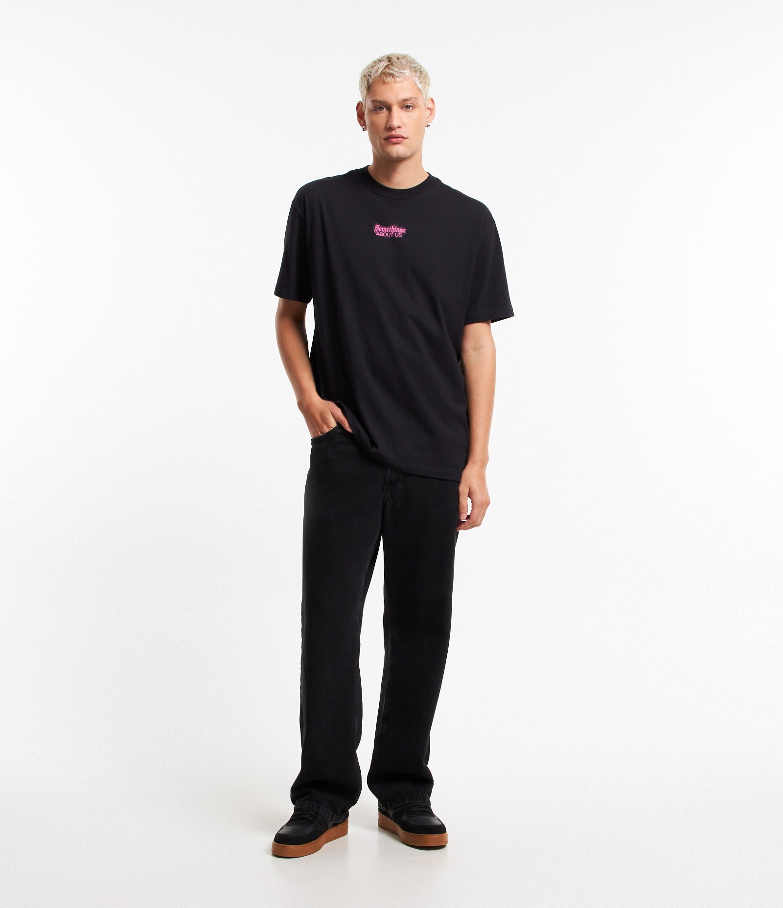 Camiseta Relaxed em Algodão com Estampa Something About Preto 2