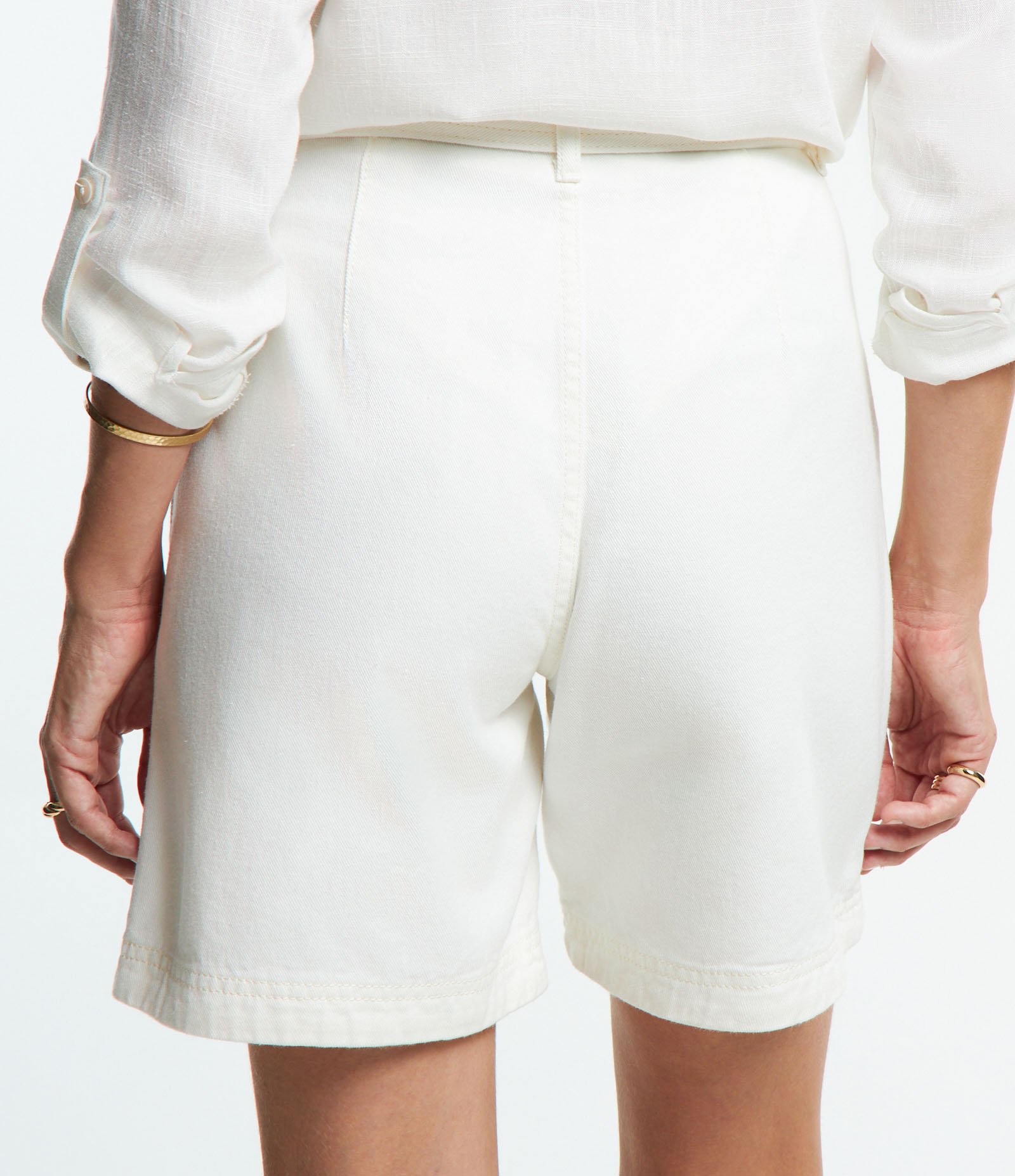 Short em Sarja com Pregas e Cinto de Fivela Redonda Off White 5