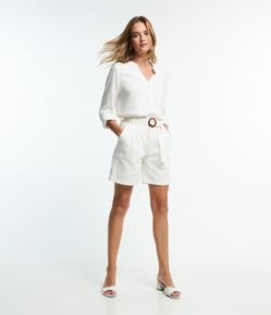 Short em Sarja com Pregas e Cinto de Fivela Redonda