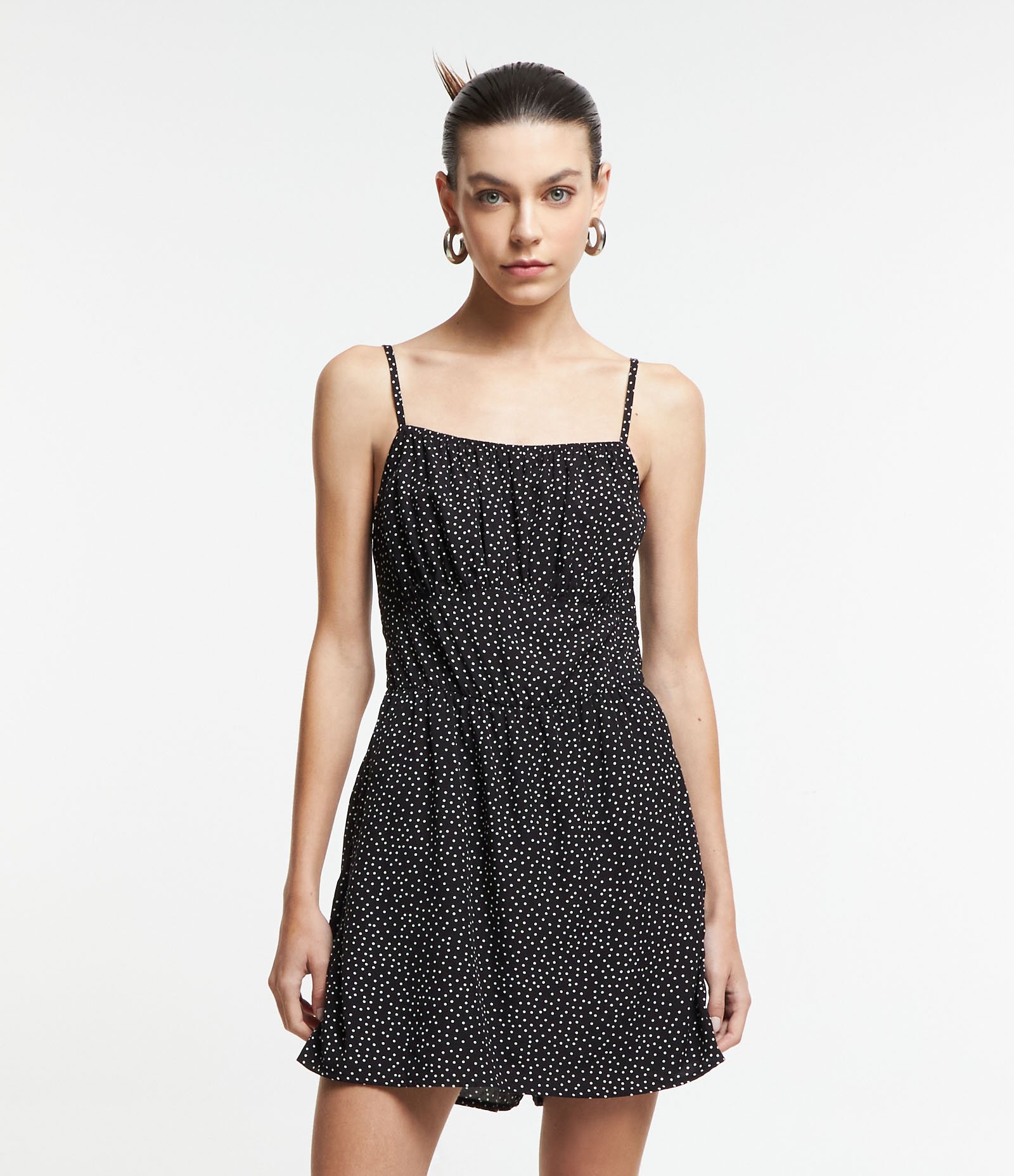 Macaquinho de Alça em Viscose com Short Saia e Poás Estampados Preto 1