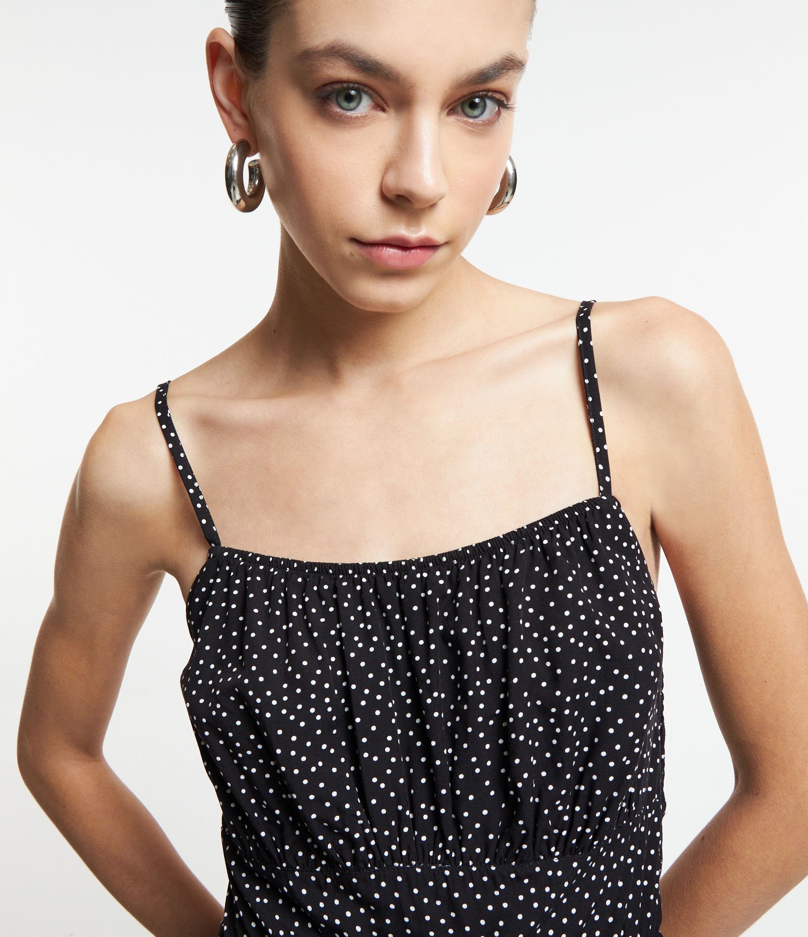 Macaquinho de Alça em Viscose com Short Saia e Poás Estampados Preto 4