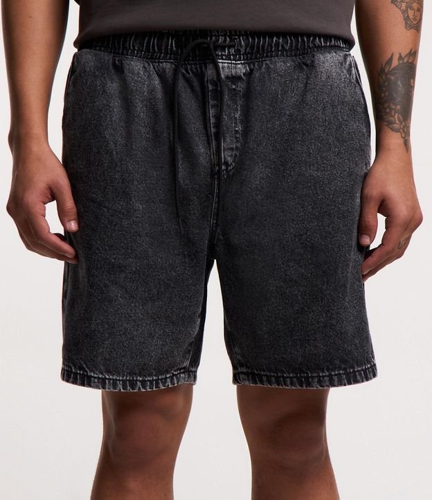 Bermuda Jeans com Cós Elástico Bolsos e Etiqueta Aplicada