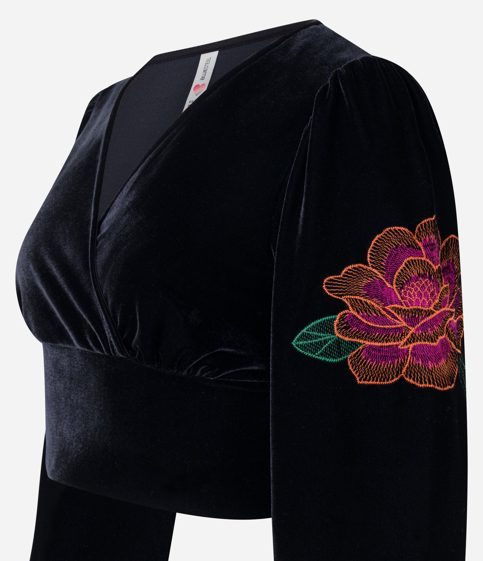 Blusa em Veludo Transpassado com Bordado Floral na Manga Preto 6