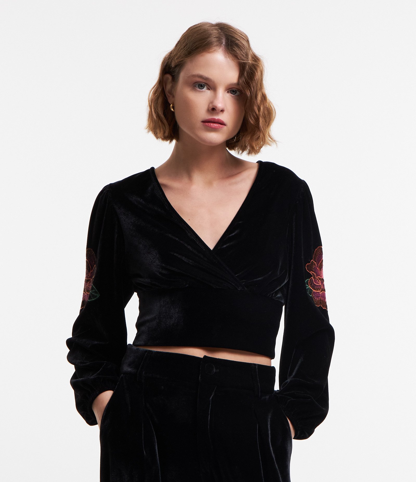 Blusa em Veludo Transpassado com Bordado Floral na Manga Preto 1
