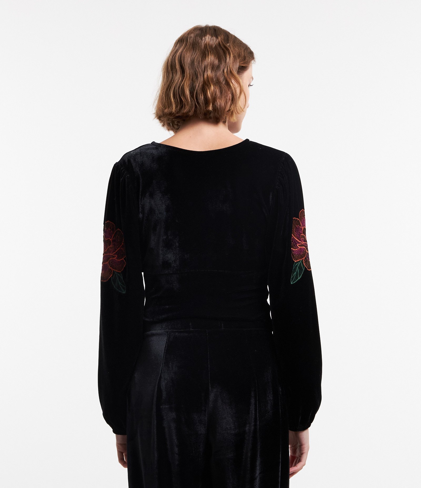 Blusa em Veludo Transpassado com Bordado Floral na Manga Preto 3