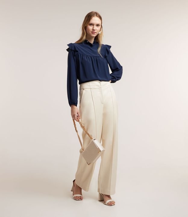 Blusa em Crepe com Lastex na Gola Alta e Babado na Cava