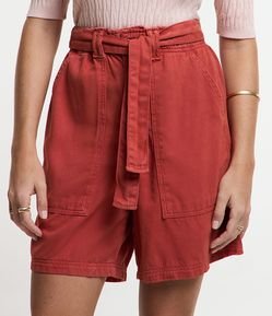 Short em Sarja com Cinto Faixa e Bolsos
