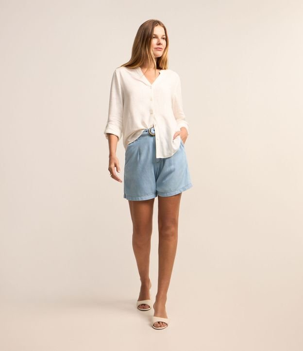Short em Jeans com Passantes e Cinto com Fivela e Ilhoses