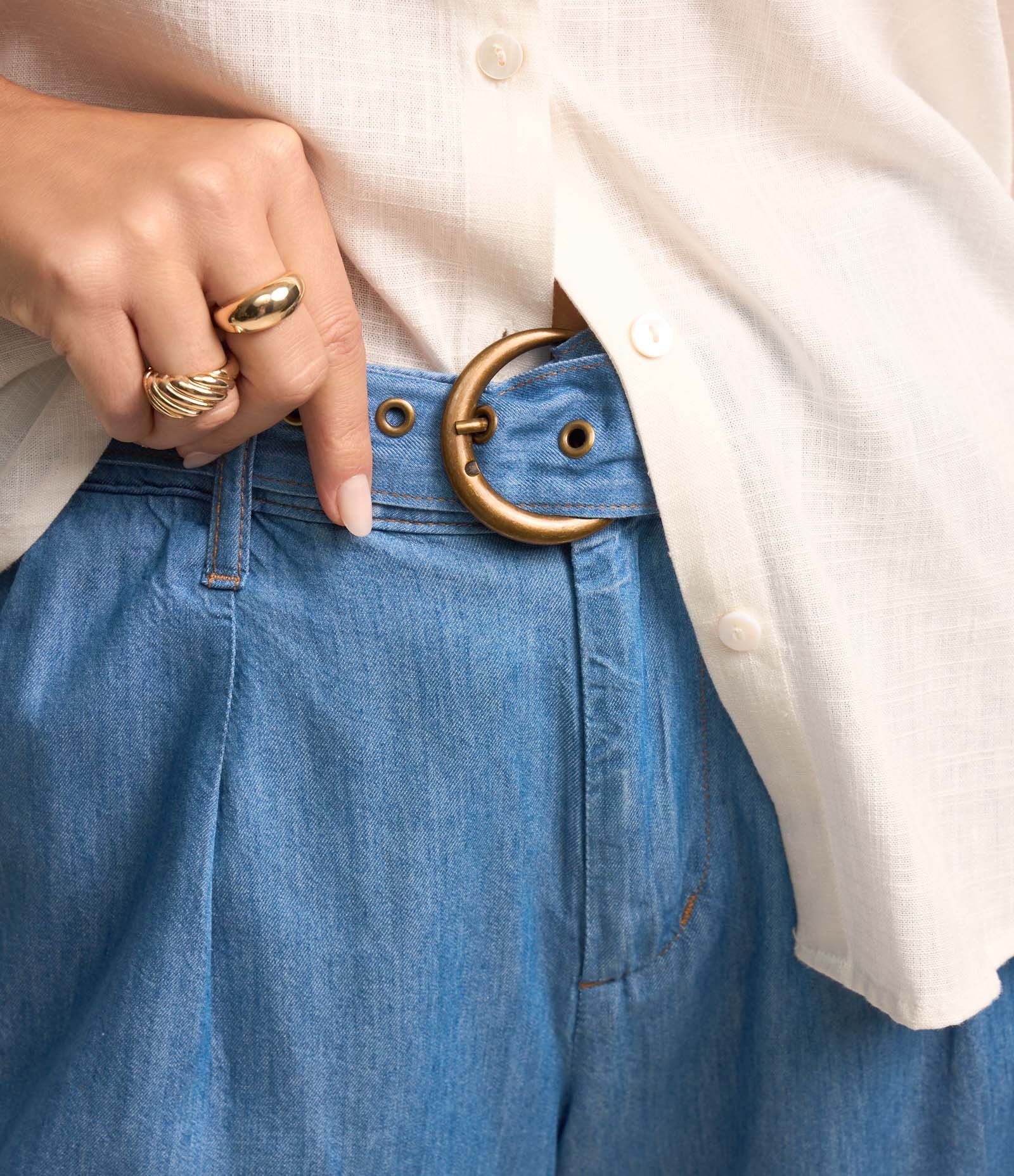 Short Cintura Média em Jeans com Cinto Afivelado e Pregas Azul 4