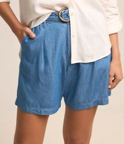 Short Cintura Média em Jeans com Cinto Afivelado e Pregas