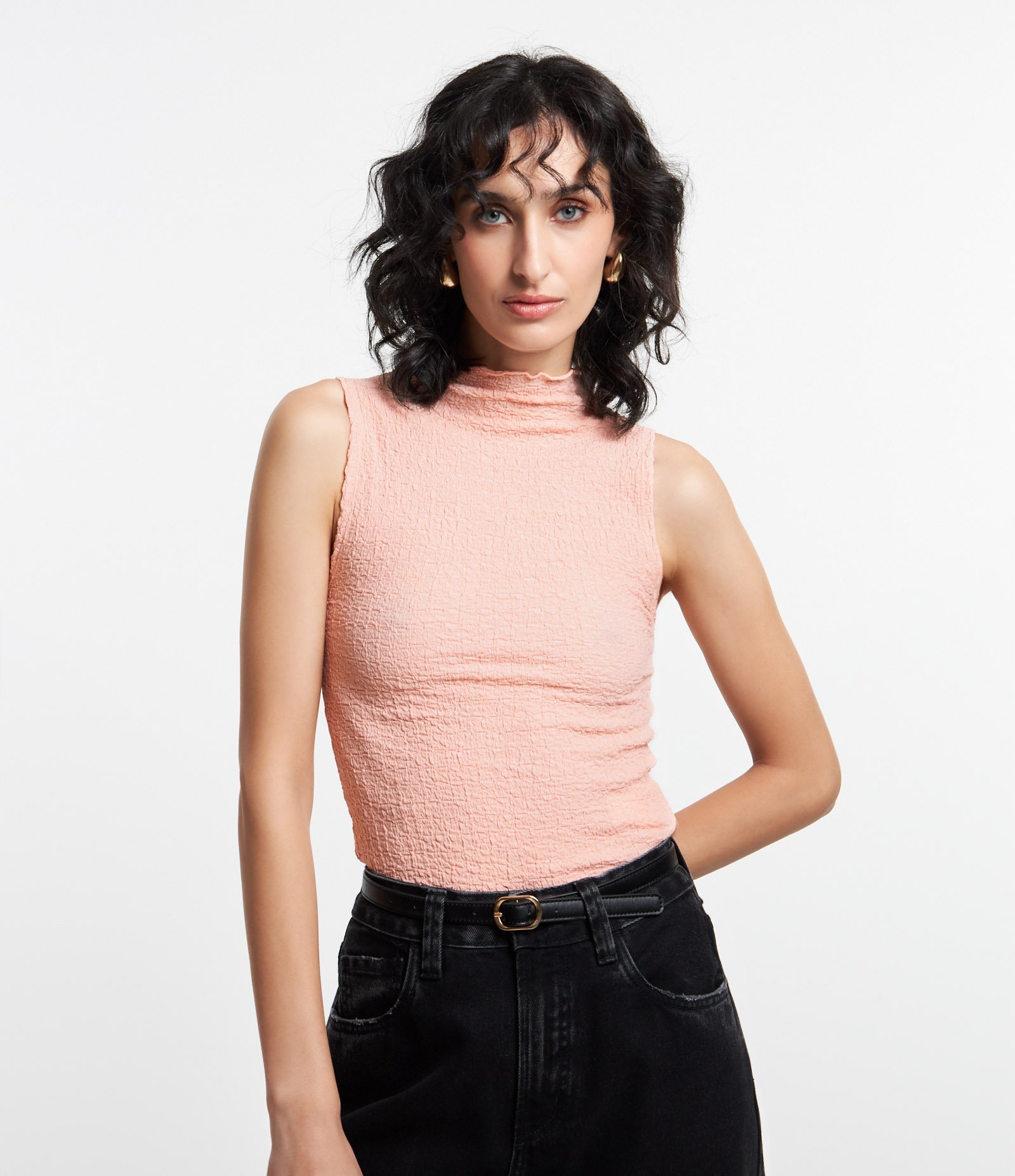 Blusa sem Manga em Tecido Texturizado com Golinha Alta Rosa Claro 1