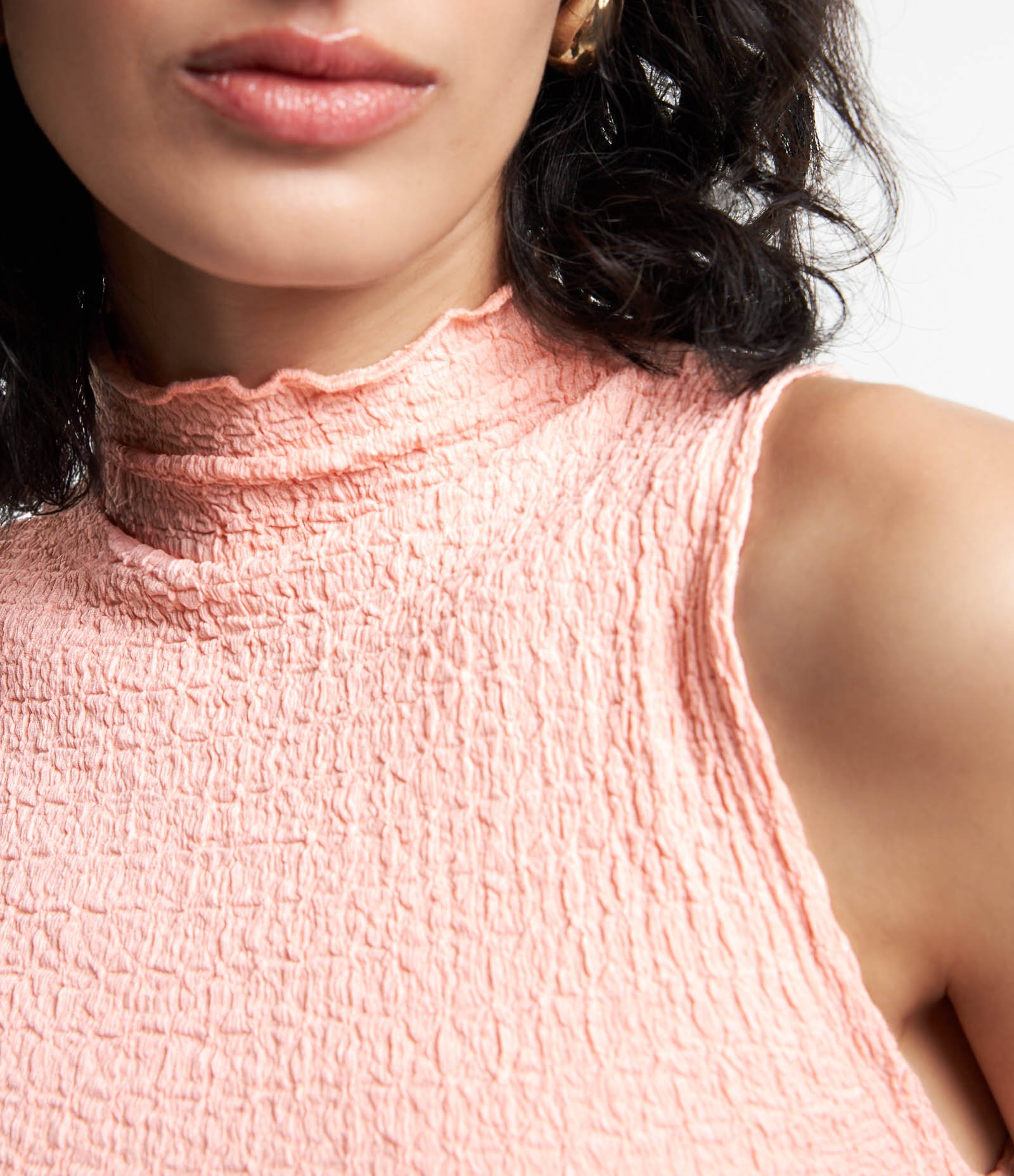 Blusa sem Manga em Tecido Texturizado com Golinha Alta Rosa Claro 3