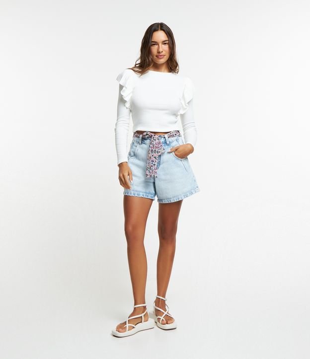 Short em Jeans com Barra Dobrada e Cinto Lenço Estampado