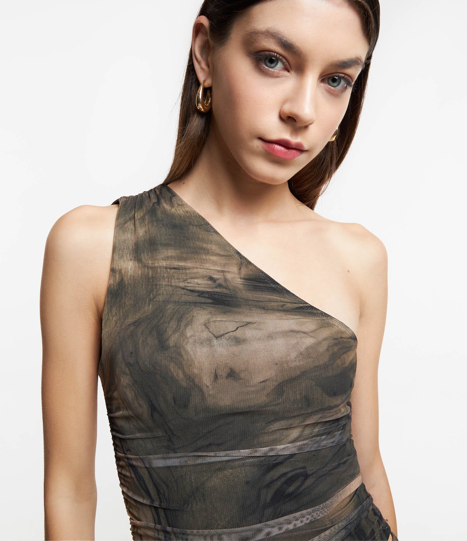 Blusa em Tule com Um Ombro Só e Estampa Abstrata Preto/Marrom 5