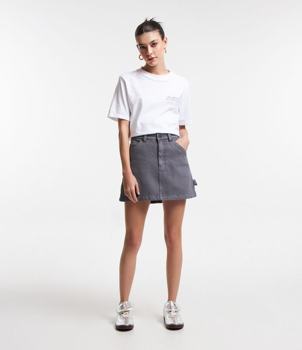 Saia Curta em Jeans com Bolsos com Aleta Lateral