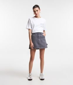 Saia Curta em Jeans com Bolsos com Aleta Lateral