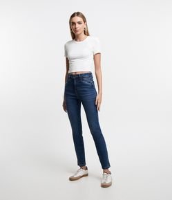 Calça Skinny em Jeans com Recortes nos Bolsos