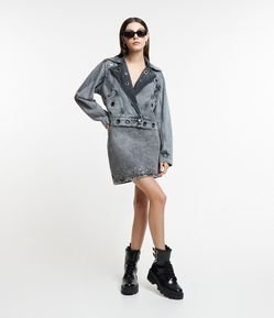 Saia Curta em Jeans com Tachas e Ilhoses