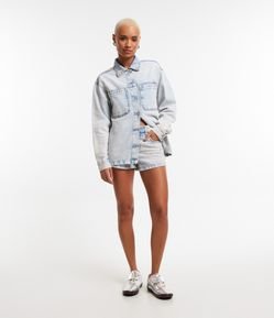 Short em Jeans Dirty Washed com Bolsos e Tachas