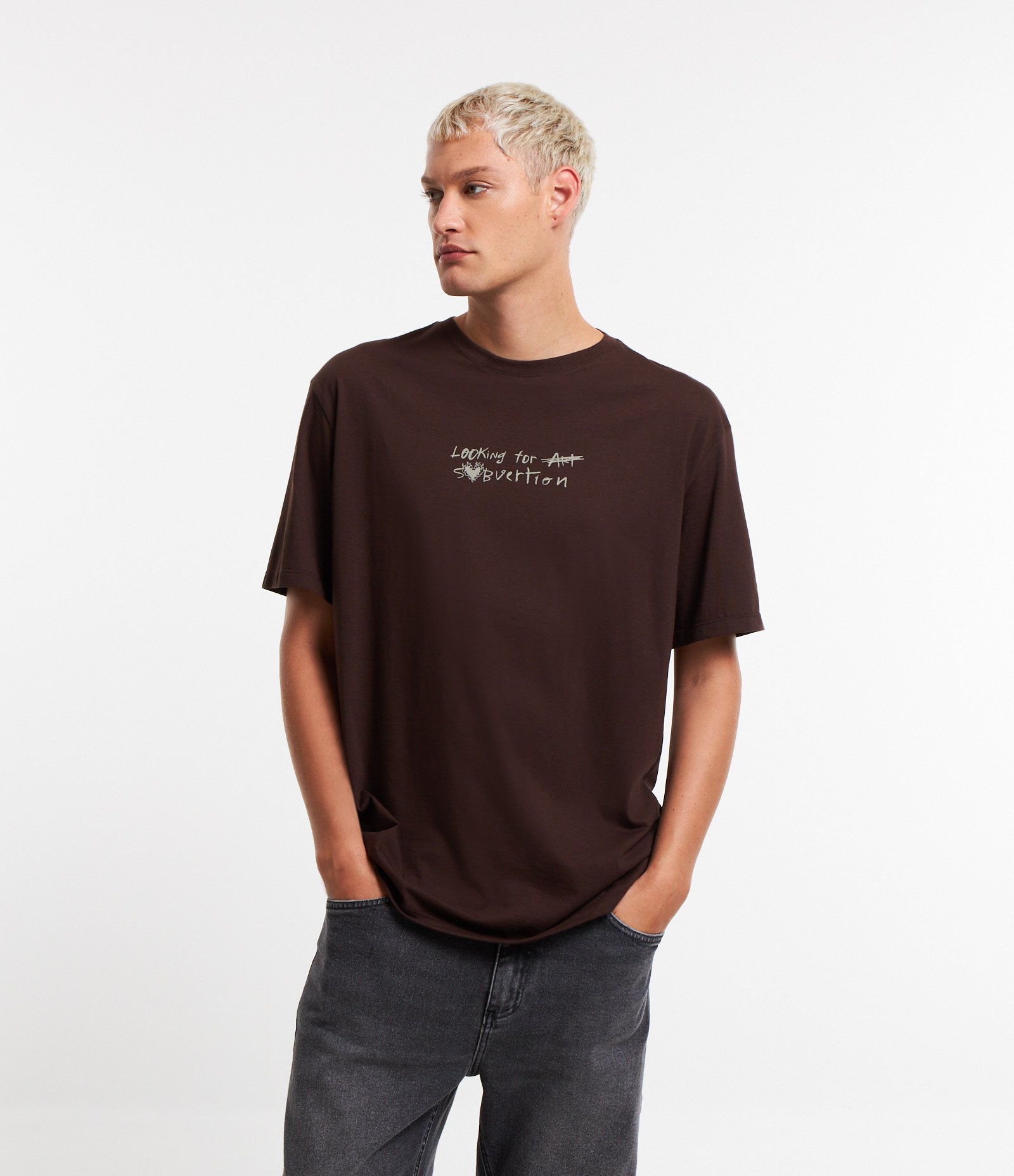 Camiseta Relaxed em Algodão e Estampa Frente e Costas Marrom 1