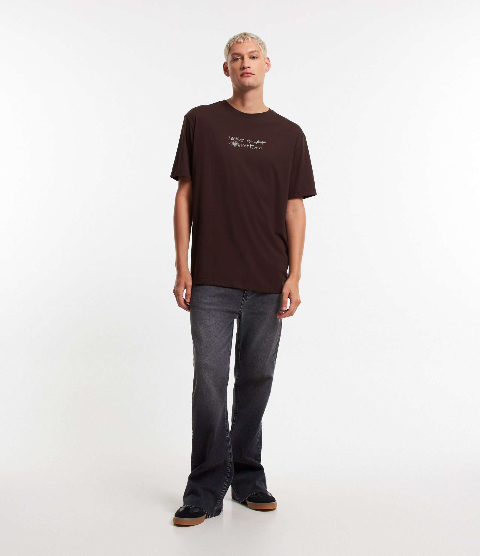 Camiseta Relaxed em Algodão e Estampa Frente e Costas Marrom 2